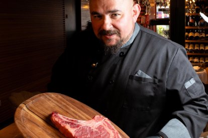 Sergio Aguilar , ‘Pachilla’, Jefe de Cocina, con un chuletón de carne premium.
