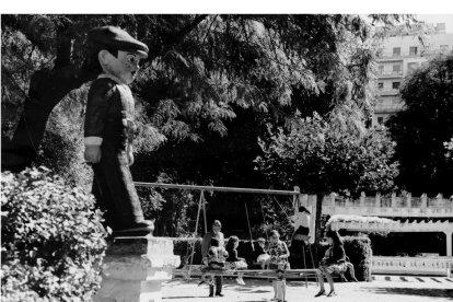 Niños jugando en un columpio en el parque de la plaza del Poniente en los años 70
