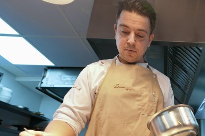 Rodrigo Herrero, chef y propietario, prepara uno de los platos del menú.