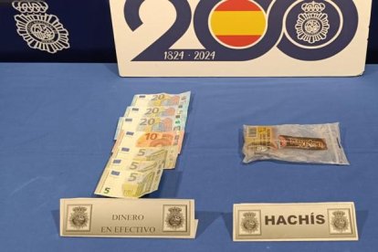 Droga y billetes intervenidos al detenido en Arturo Eyries.