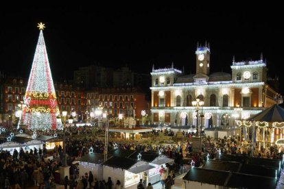 Iluminación navideña en la Plaza Mayor de Valladolid en una imagen de archivo.