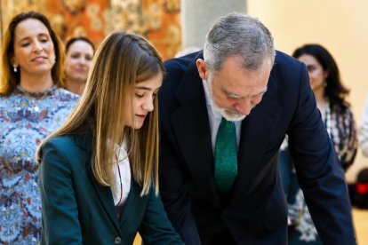 Beatriz Gereda junto al Rey Felipe VI en el Palacio Real de El Pardo  en la 44º edición del concurso escolar ¿Qué es un Rey para ti?