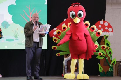 Jesús Julio Carnero junto a la nueva mascota 'Miguel'