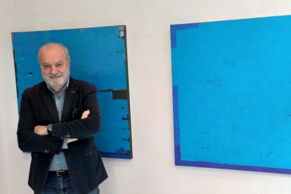 Mariano Olcese junto a dos de sus obras en La Maleta.