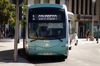 Un autobús de la línea 1 de Auvasa en Valladolid en una imagen de archivo.