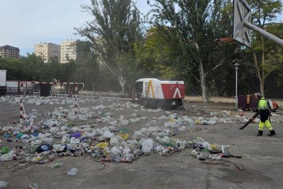 Trabajos de limpieza este domingo en las pistas deportivas de Las Moreras, donde se produjo la agresión.