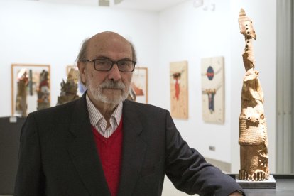 El artista Andrés Coello en la inauguración de una exposición