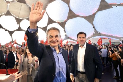 Zapatero y Puente en un acto de fin de campaña en Valladolid