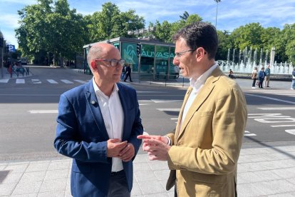 Luis Vélez y Pedro Herrero junto a la oficina cerrada de Auvasa en plaza Zorrilla