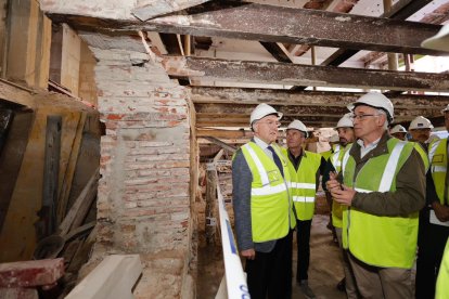 El alcalde de Valladolid, Jesús Julio Carnero, visita las obras de rehabilitación del Edificio Calderón