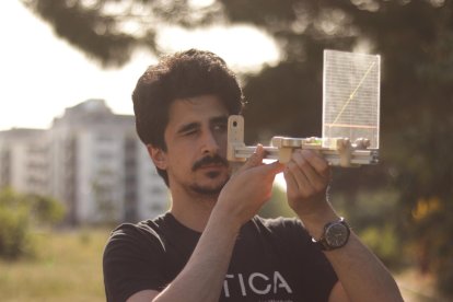Jorge Monzón, experto en astronomía y presidente de Astroval, mientras utiliza una herramienta