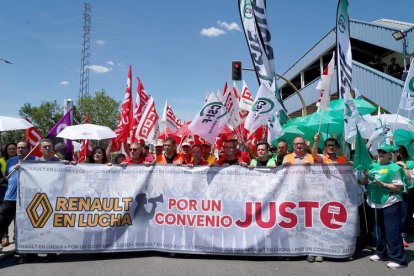 Los trabajadores de Renault se concentran para exigir a la empresa que vuelva a la mesa de negociación del convenio con una propuesta «justa».