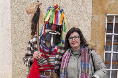 La profesora de Antropología Social y directora de la Cátedra de Estudios sobre la Tradición de la UVa, Pilar Panero, junto al Zangarrón de Sanzoles el pasado mes de diciembre