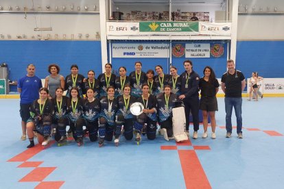 El Caja Rural Panteras, con su premio como subcampeón europeo.