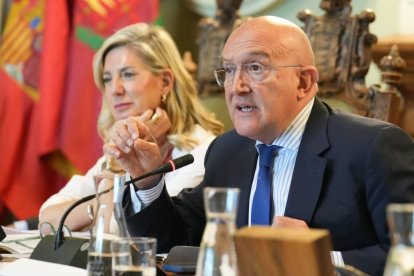 El alcalde de Valladolid, Jesús Julio Carnero, interviene en el Pleno. A su lado, Irene Carvajal.
