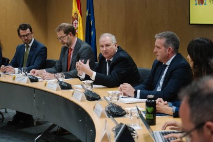 El ministro Jordi Hereu en la negociación del convenio colectivo de Renault