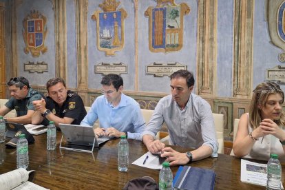 El secretario general de la Delegación del Gobierno en Castilla y León, Francisco Javier Pérez, y el alcalde de Medina del Campo, Guzmán Gómez, en la Junta local de Seguridad