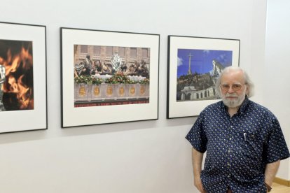 Rafael Pablos junto a tres de sus obras.