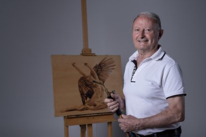 Vicen junto a su obra 'Mujer alada'.