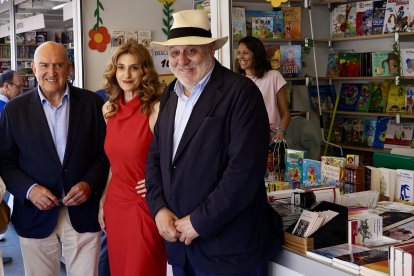 Jesús Julio Carnero, inaugura la 59 Feria del Libro de Valladolid junto a Mar Sancho y José Luis López Linares.