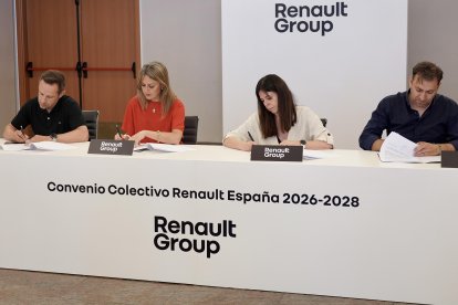 La Dirección de Renault España y las organizaciones sindicales en la firma del acuerdo de convenio colectivo 2026-2028