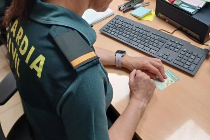 Una agente de la Guardia Civil con la documentación falseada