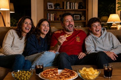 Una imagen de una familia viendo un partido de España