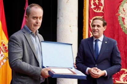 El periodista de El Mundo de Castilla y León, Julio Tovar, recibe el premio de manos de Conrado Íscar.