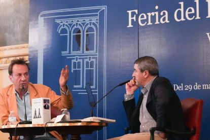 Marcos Giralt Torrente y Pablo R. Lago, ayer, en la presentación de ‘Los ilusionistas’ en la Feria del Libro.
