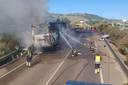 Camión en la N-122 ardiendo tras el accidente
