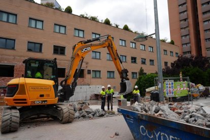 Trabajadores de Priasa en las obras de rehabilitación del hotel Voco Valladolid en la avenida Ramón Pradera.