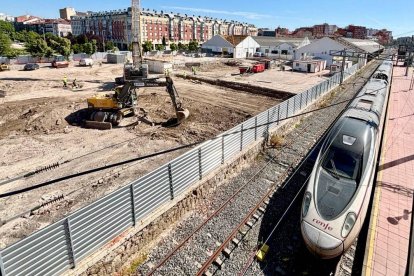 Máquina de pilotes para la obra de la nueva estación de trenes Campo Grande de Valladolid.