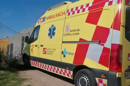 Imagen de una ambulancia estacionada