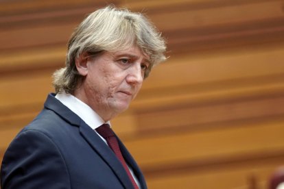 El portavoz del Grupo Parlamentario Socialista, Carlos Martínez, durante su intervención en el debate de investidura del candidato a la Presidencia de la Junta de Castilla y León.