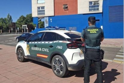 Imagen de un vehículo y un agente de la Guardia Civil