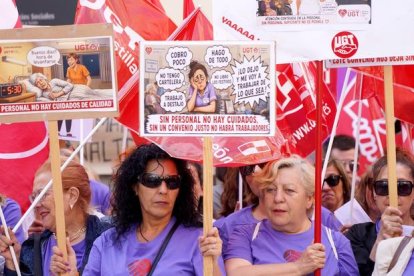 UGT Servicios Públicos Castilla y León se concentra para denunciar las condiciones del sector de la Dependencia.