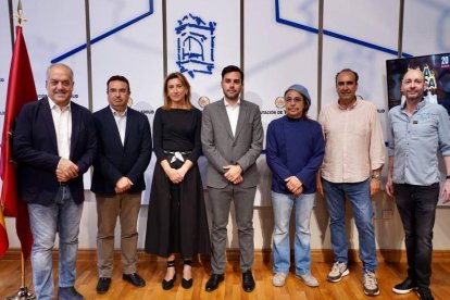La alcaldesa de Zaratán y el alcalde de Peñafiel junto a miembros de la organización y el diputado de Empleo, Desarrollo Económico y Reto Demográfico, Roberto Migallón, en la presentación del programa.