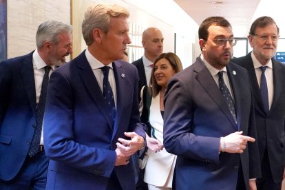 María José Sáenz de Buruaga (Cantabria), Jorge Azcón (Aragón), Alfonso Rueda (Galicia), Adrián Barbón (Asturias) y Mariano Rajoy, este jueves en la toma de posesión de Mañueco.