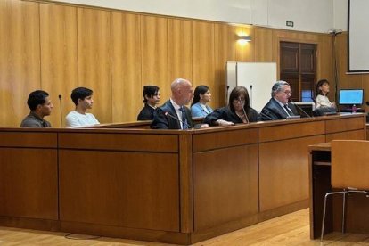 Los acusados de explotación sexual, en el banquillo durante la primera jornada del juicio en la Audiencia de Valladolid.