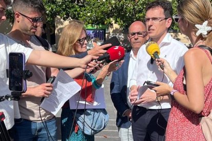 El portavoz del Grupo Municipal Socialista, Pedro Herrero, atiende a los medios de comunicación sobre la ZBE.
