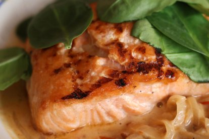 Salmón con salsa de cebolla y bacón ahumado