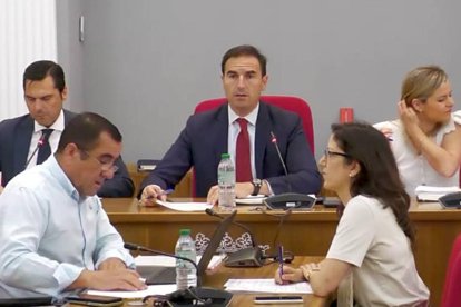 Sesión de Pleno de Medina del Campo, presidida por el alcalde, Guzmán Gómez Alonso.