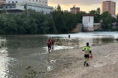 Labores de búsqueda en la playa de las Moreras (Valladolid).