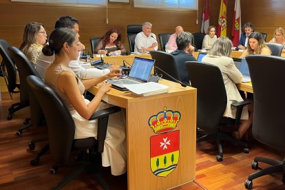Pleno del Ayuntamiento de Arroyo de la Encomienda en el que se aprobó la bajada de impuestos.