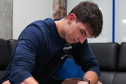 Sergio De Larrea firma su contrato con los Dallas Mavericks.