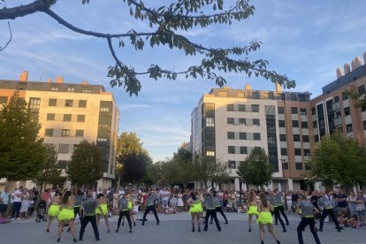 Encuentro de danza en una plaza de Valladolid