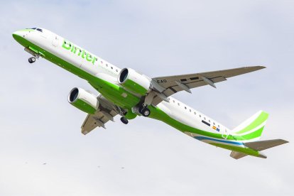 Avión de Binter volando