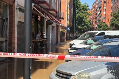 El reventón de una tubería inunda la calle Portillo de Balboa y deja sin suministro agua a los vecinos