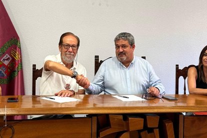 La plataforma contra la planta de biogás, en su reunión con el Ayuntamiento de Tudela de Duero.