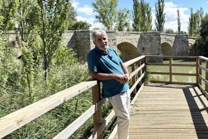 Arturo J Pinto, frente al puente de Husillos.